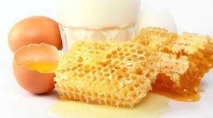mặt nạ trứng - mật ong để trẻ hóa da mặt